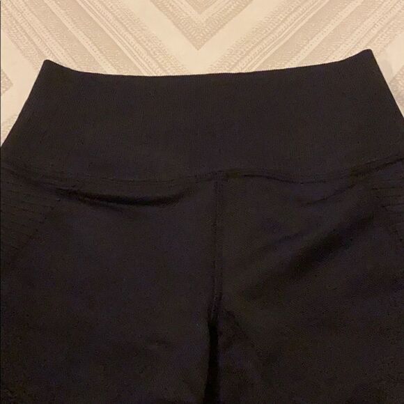 Avocado Black Textured Thick Cropped Leggings - Picture 3 of 8